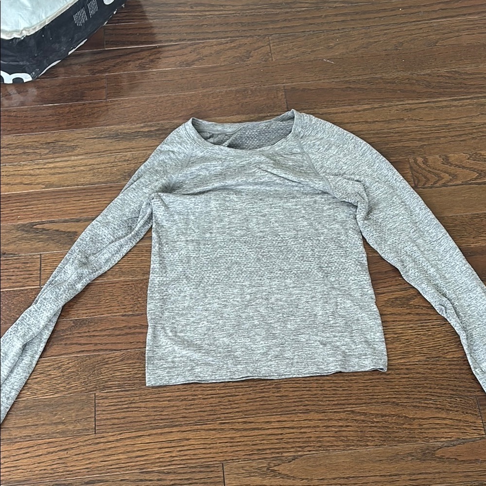 Lululemon swiftly tech long sleeve top 
waist length
slate/white